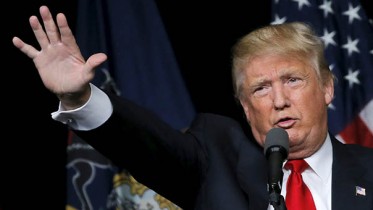 Republican U.S. presidential candidate Donald Trump speaks to supporters during a campaign event in Harrisburg, Pennsylvania, U.S., April 21, 2016. REUTERS/Carlos Barria